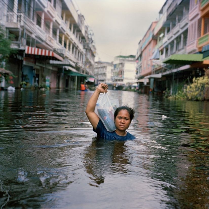 Shocking photos of people in flooded houses Shocking photos of people in flooded houses
