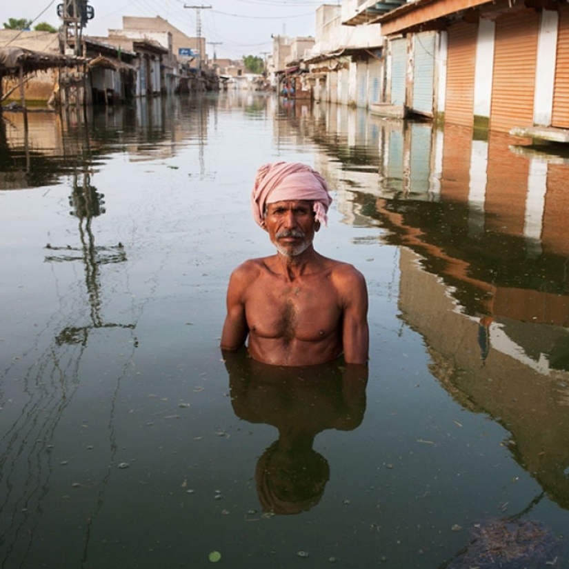 Shocking photos of people in flooded houses Shocking photos of people in flooded houses