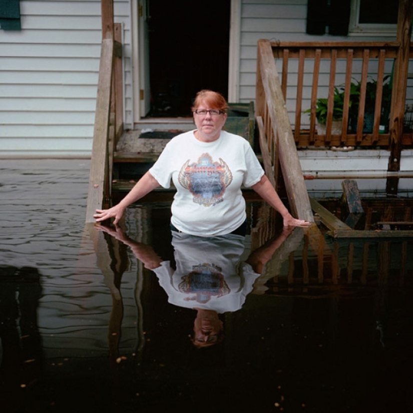 Shocking photos of people in flooded houses Shocking photos of people in flooded houses