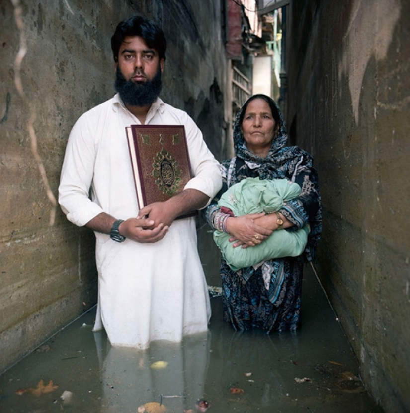 Shocking photos of people in flooded houses Shocking photos of people in flooded houses