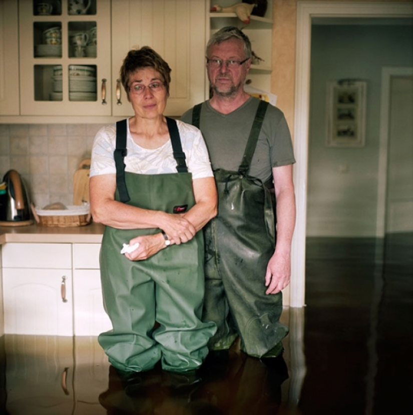Shocking photos of people in flooded houses Shocking photos of people in flooded houses