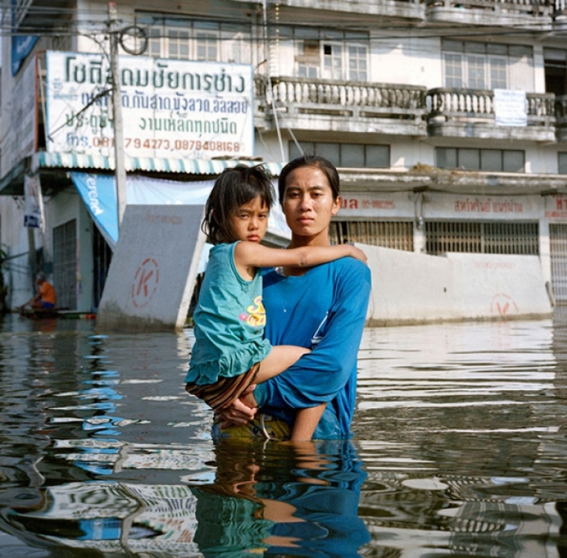 Shocking photos of people in flooded houses Shocking photos of people in flooded houses
