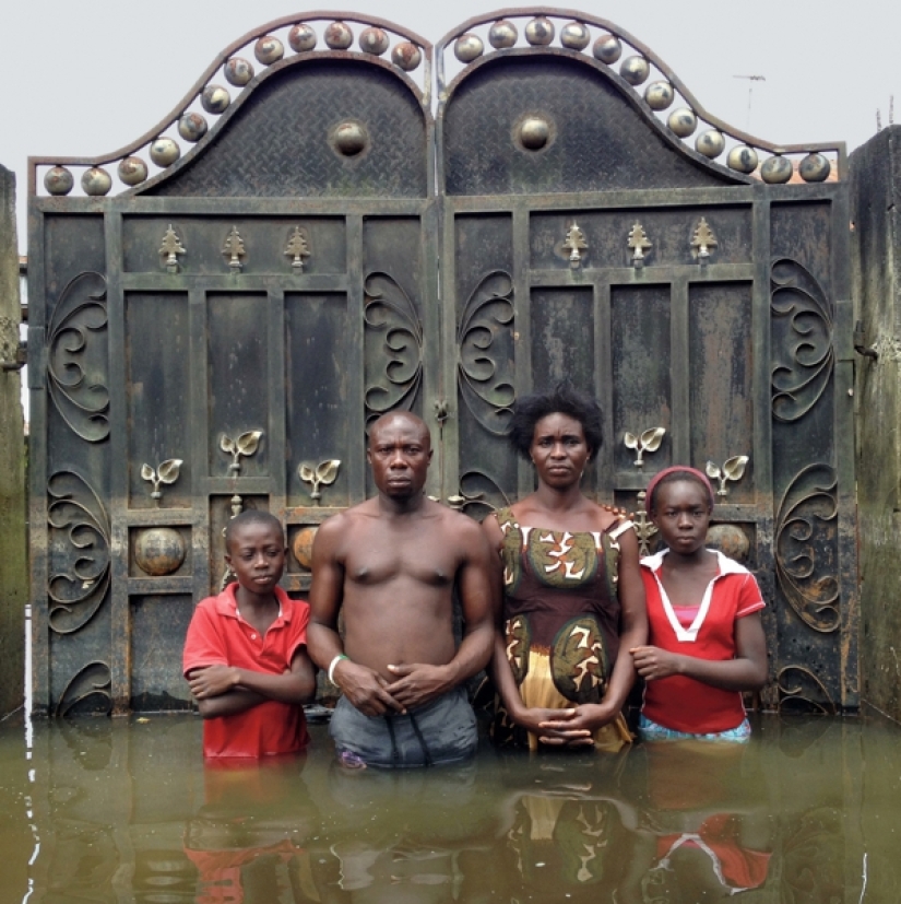 Shocking photos of people in flooded houses Shocking photos of people in flooded houses