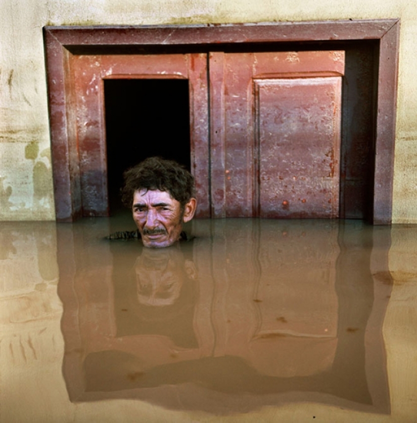 Shocking photos of people in flooded houses Shocking photos of people in flooded houses