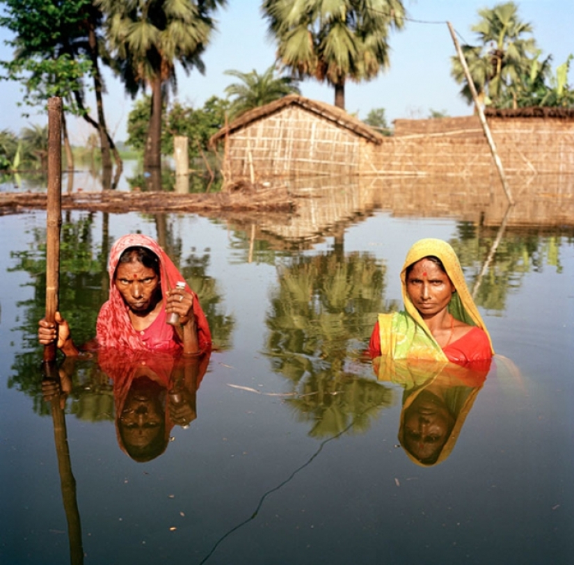 Shocking photos of people in flooded houses Shocking photos of people in flooded houses