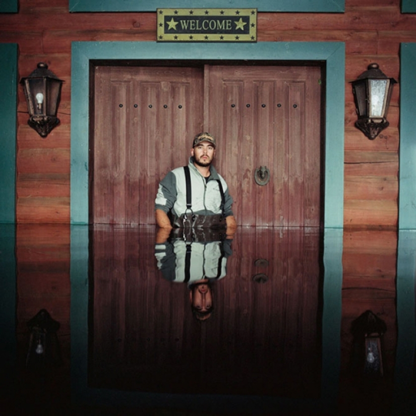 Shocking photos of people in flooded houses Shocking photos of people in flooded houses