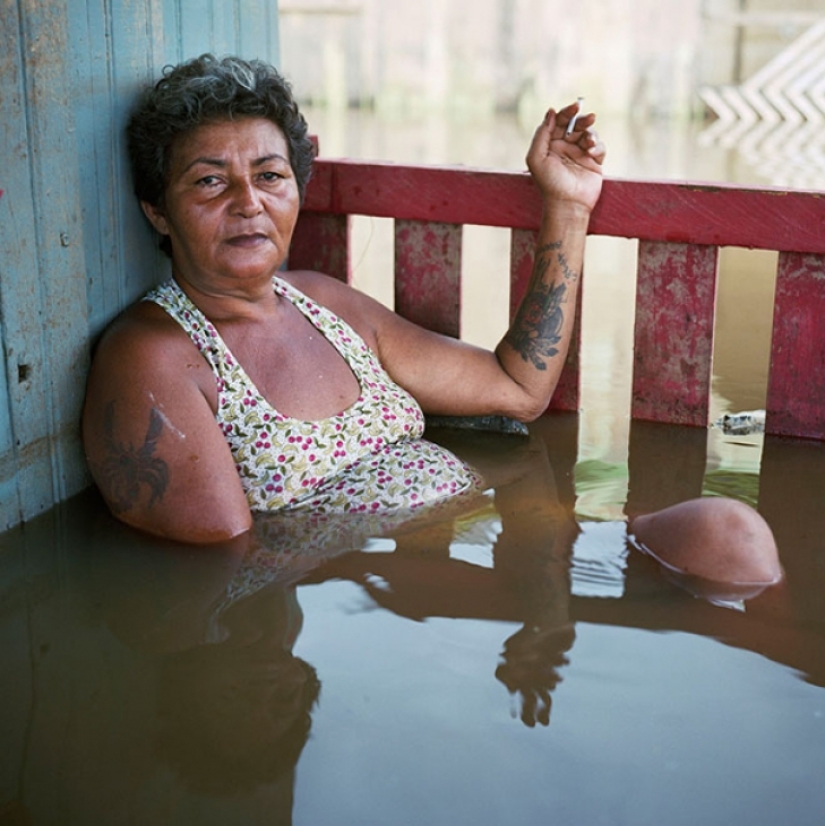 Shocking photos of people in flooded houses Shocking photos of people in flooded houses
