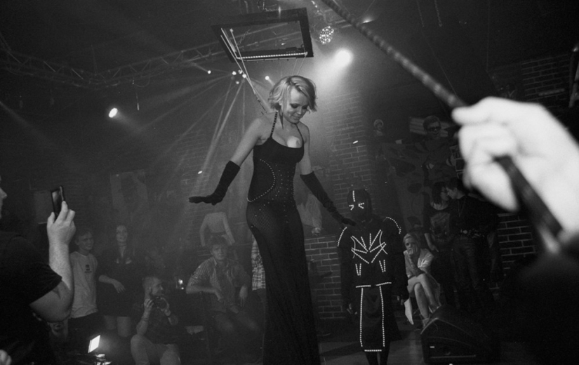 Shocking photos On hooks Pictolic