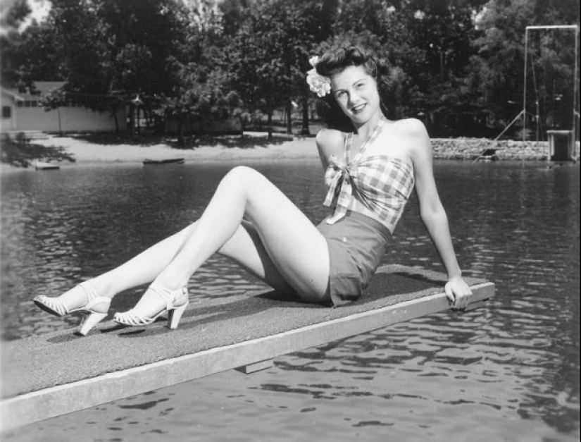 Shorts with a cropped top: the favorite summer outfit of young American women of the 40s Shorts with a cropped top: the favorite summer outfit of young American women of the 40s