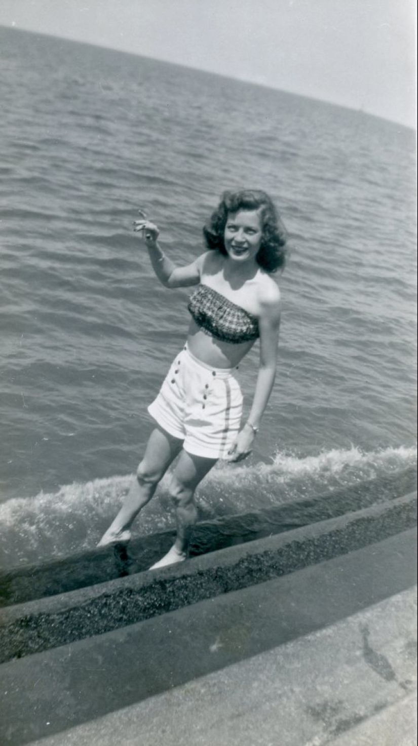 Shorts with a cropped top: the favorite summer outfit of young American women of the 40s Shorts with a cropped top: the favorite summer outfit of young American women of the 40s