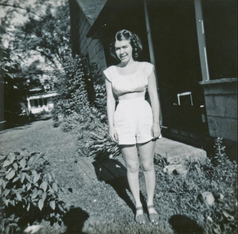 Shorts with a cropped top: the favorite summer outfit of young American women of the 40s Shorts with a cropped top: the favorite summer outfit of young American women of the 40s