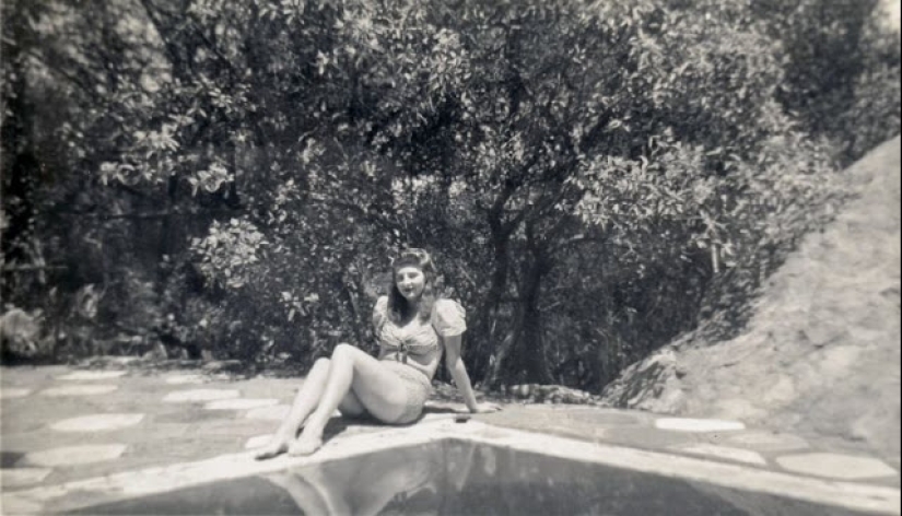 Shorts with a cropped top: the favorite summer outfit of young American women of the 40s Shorts with a cropped top: the favorite summer outfit of young American women of the 40s