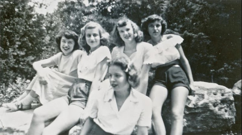 Shorts with a cropped top: the favorite summer outfit of young American women of the 40s Shorts with a cropped top: the favorite summer outfit of young American women of the 40s