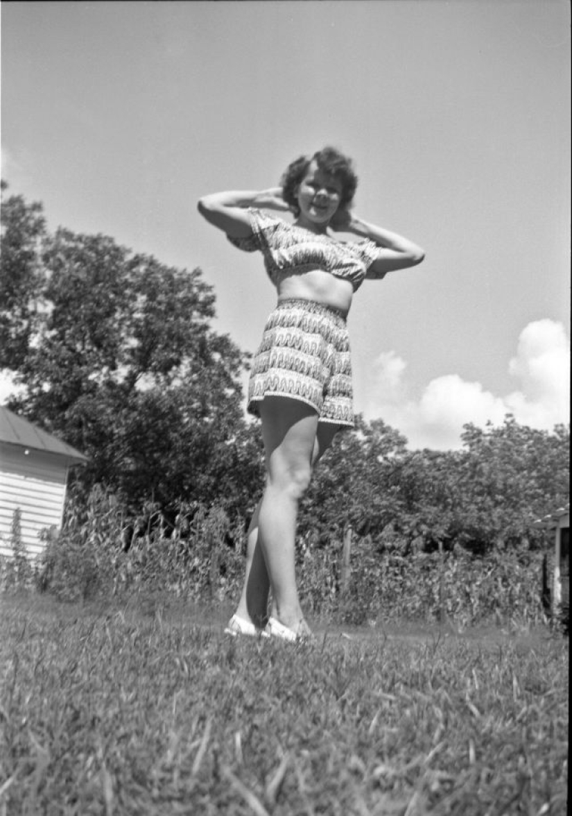 Shorts with a cropped top: the favorite summer outfit of young American women of the 40s Shorts with a cropped top: the favorite summer outfit of young American women of the 40s