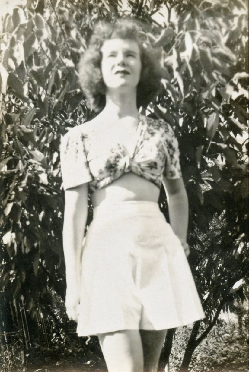 Shorts with a cropped top: the favorite summer outfit of young American women of the 40s Shorts with a cropped top: the favorite summer outfit of young American women of the 40s