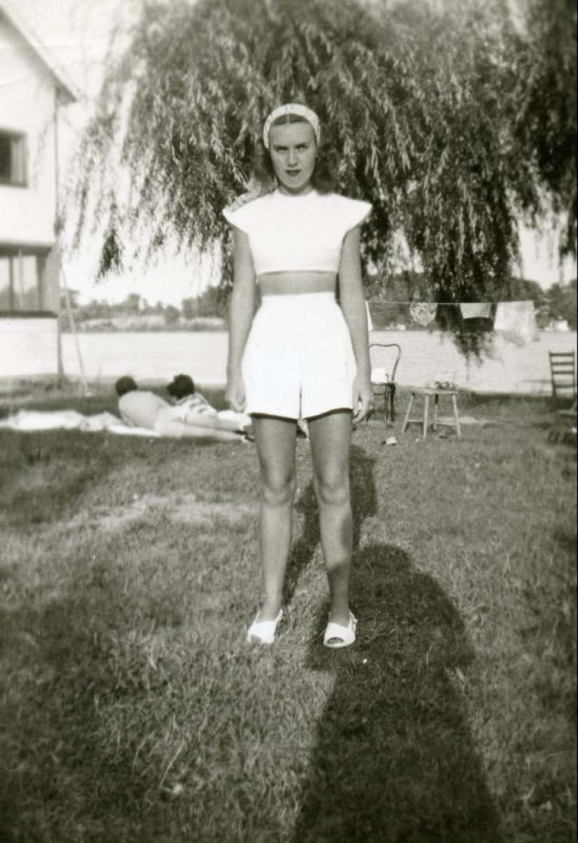 Shorts with a cropped top: the favorite summer outfit of young American women of the 40s Shorts with a cropped top: the favorite summer outfit of young American women of the 40s