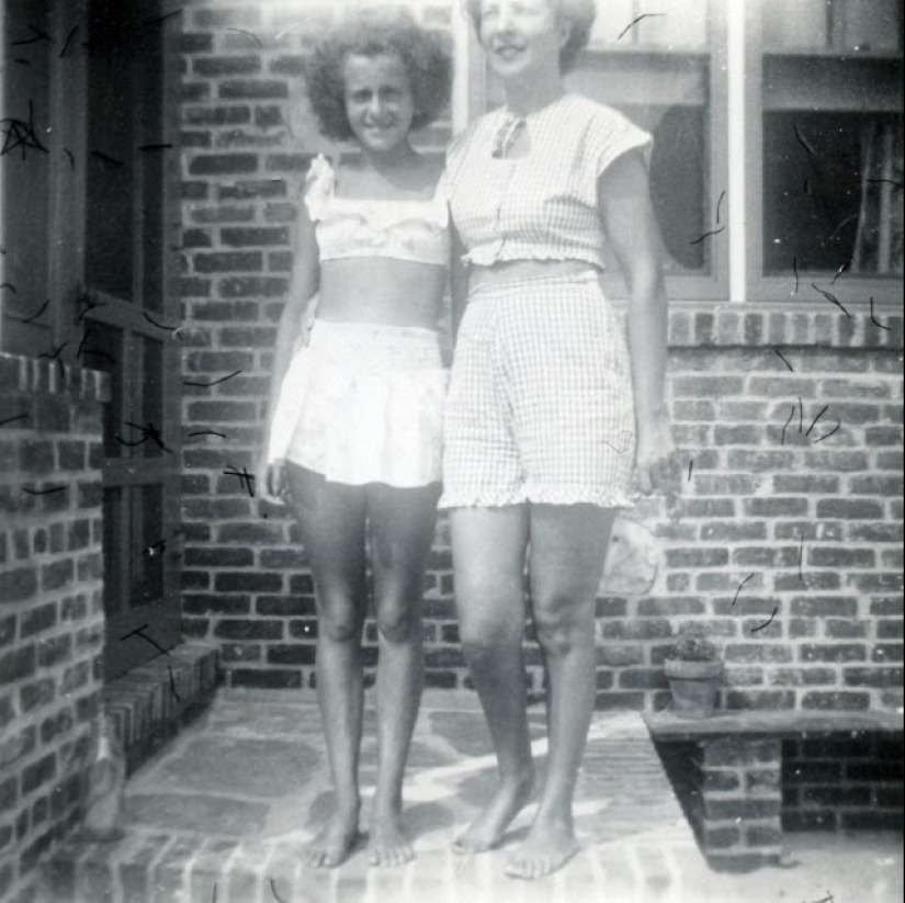 Shorts with a cropped top: the favorite summer outfit of young American women of the 40s Shorts with a cropped top: the favorite summer outfit of young American women of the 40s