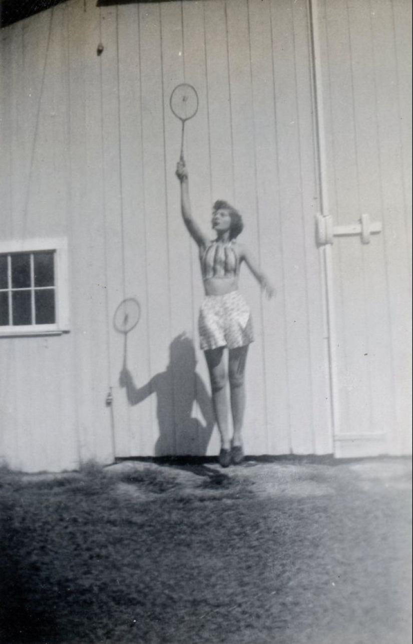 Shorts with a cropped top: the favorite summer outfit of young American women of the 40s Shorts with a cropped top: the favorite summer outfit of young American women of the 40s