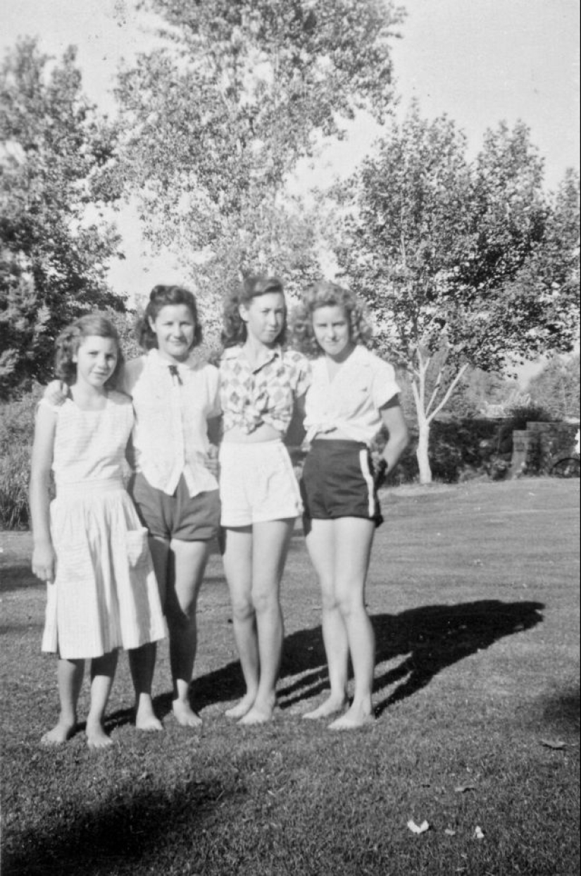 Shorts with a cropped top: the favorite summer outfit of young American women of the 40s Shorts with a cropped top: the favorite summer outfit of young American women of the 40s