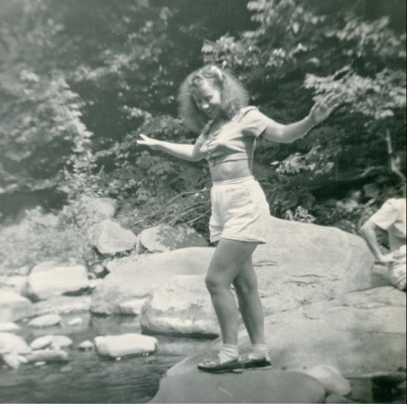 Shorts with a cropped top: the favorite summer outfit of young American women of the 40s Shorts with a cropped top: the favorite summer outfit of young American women of the 40s