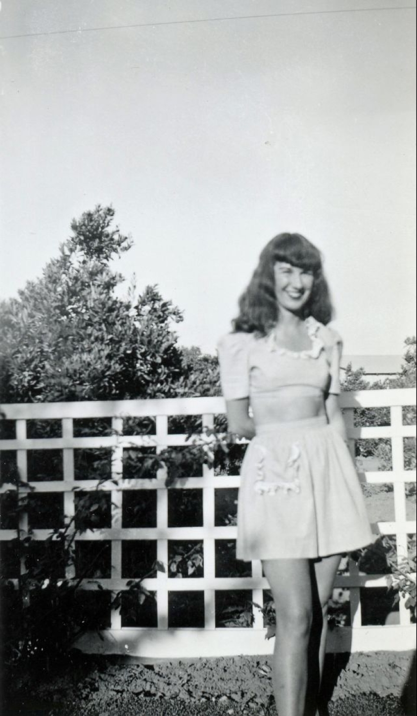 Shorts with a cropped top: the favorite summer outfit of young American women of the 40s Shorts with a cropped top: the favorite summer outfit of young American women of the 40s