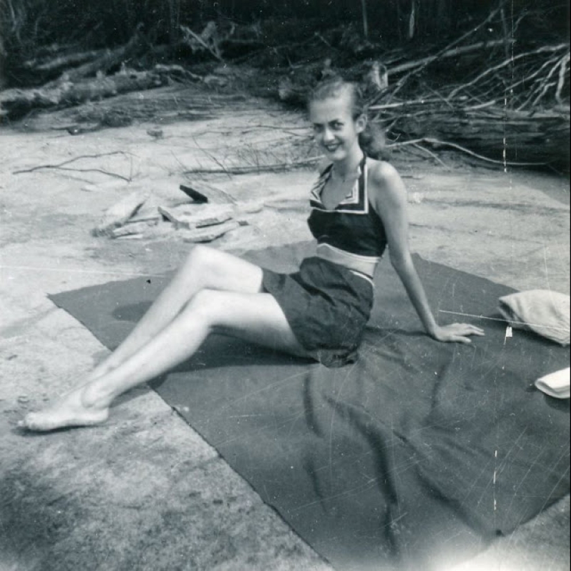 Shorts with a cropped top: the favorite summer outfit of young American women of the 40s Shorts with a cropped top: the favorite summer outfit of young American women of the 40s