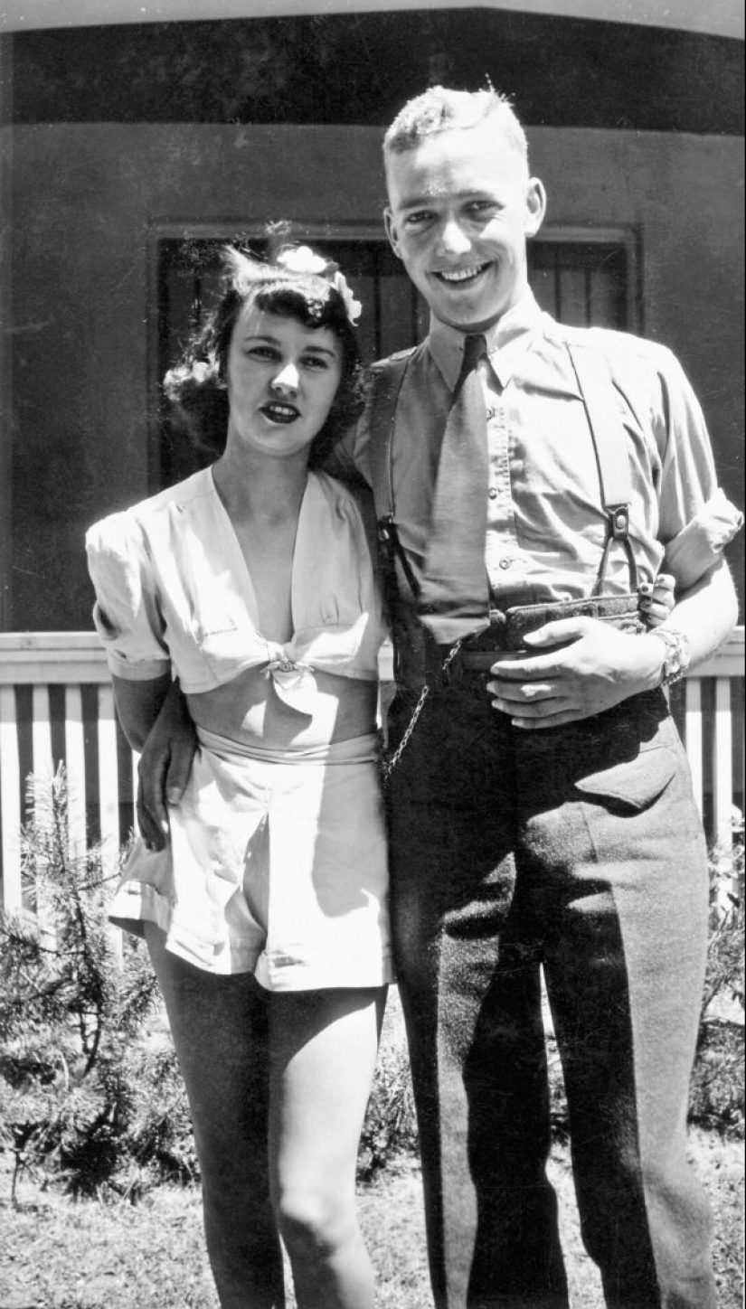 Shorts with a cropped top: the favorite summer outfit of young American women of the 40s Shorts with a cropped top: the favorite summer outfit of young American women of the 40s