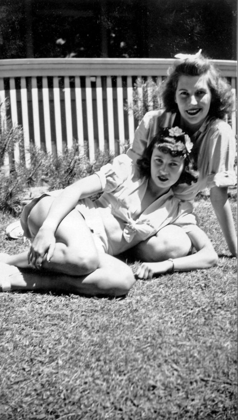 Shorts with a cropped top: the favorite summer outfit of young American women of the 40s Shorts with a cropped top: the favorite summer outfit of young American women of the 40s