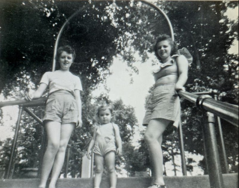Shorts with a cropped top: the favorite summer outfit of young American women of the 40s Shorts with a cropped top: the favorite summer outfit of young American women of the 40s