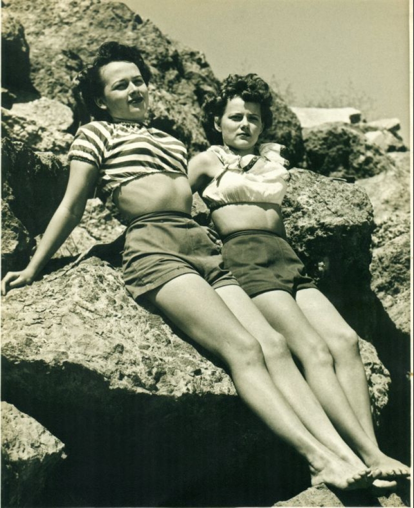 Shorts with a cropped top: the favorite summer outfit of young American women of the 40s Shorts with a cropped top: the favorite summer outfit of young American women of the 40s