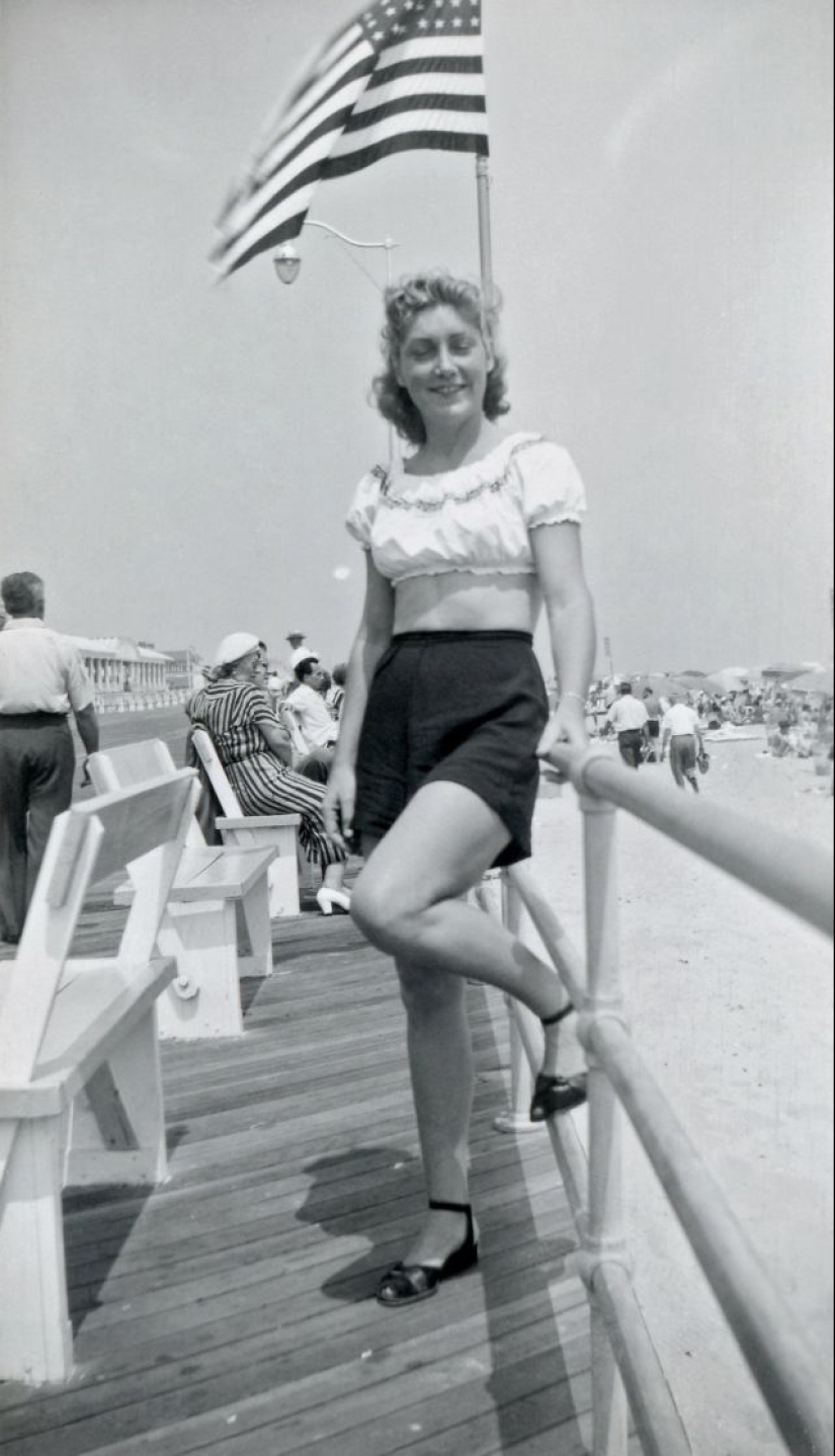 Shorts with a cropped top: the favorite summer outfit of young American women of the 40s Shorts with a cropped top: the favorite summer outfit of young American women of the 40s