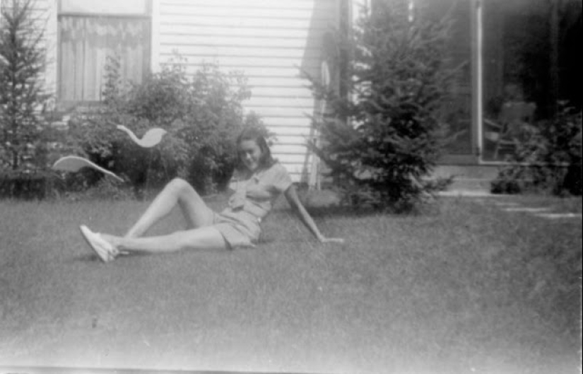 Shorts with a cropped top: the favorite summer outfit of young American women of the 40s Shorts with a cropped top: the favorite summer outfit of young American women of the 40s