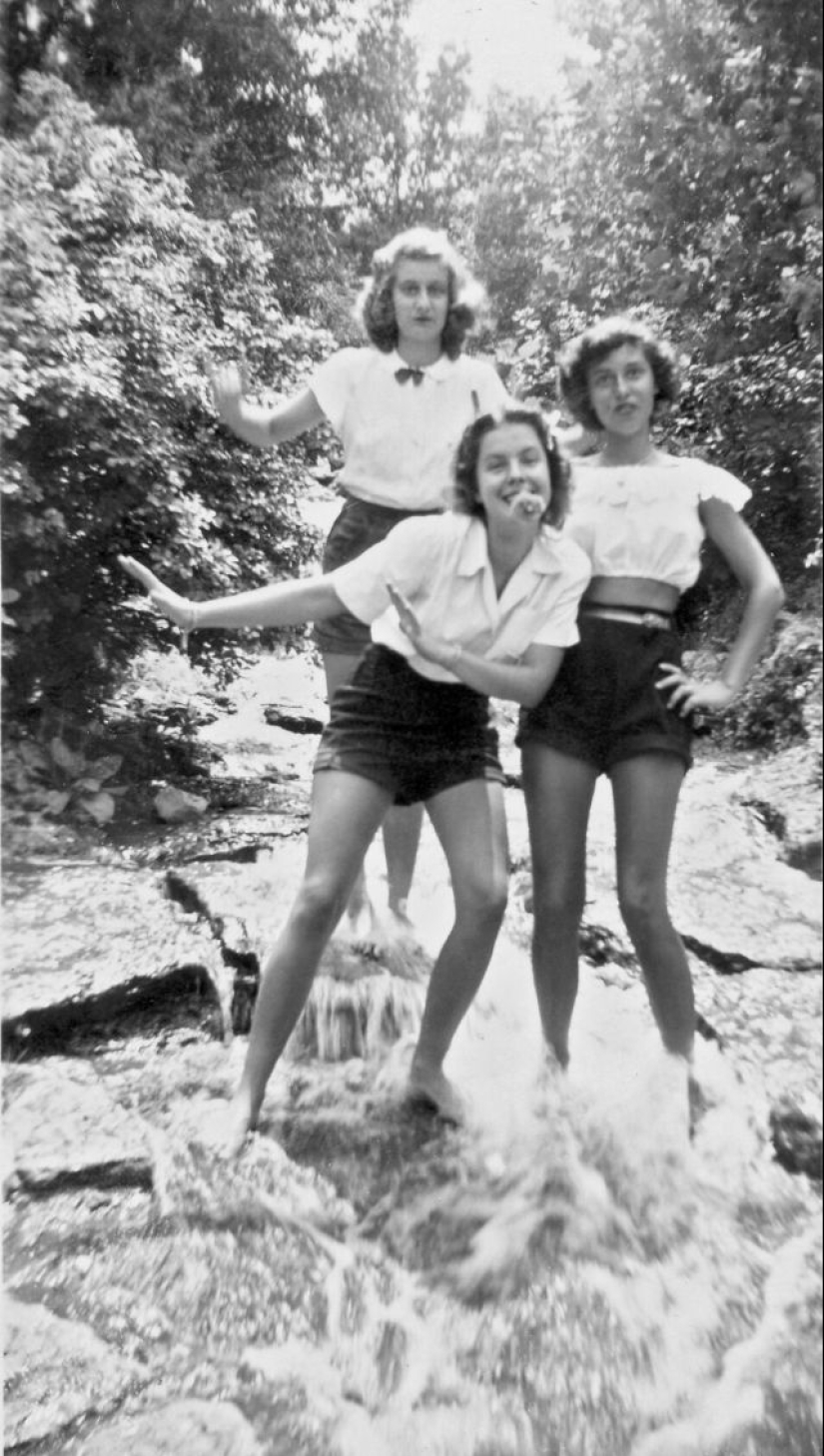 Shorts with a cropped top: the favorite summer outfit of young American women of the 40s Shorts with a cropped top: the favorite summer outfit of young American women of the 40s