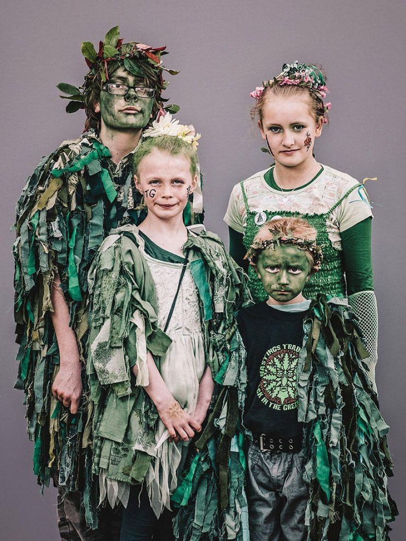 Shreks, ancianos informales y otros personajes de la fiesta Jack in green