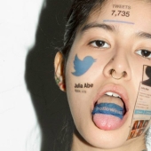 Si las cuentas de redes sociales aparecieron en la piel