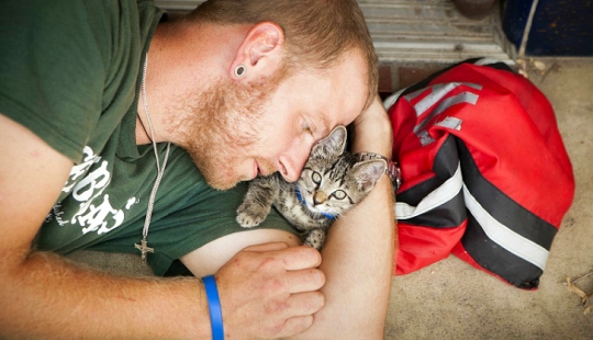 Sin hogar pero con un amigo