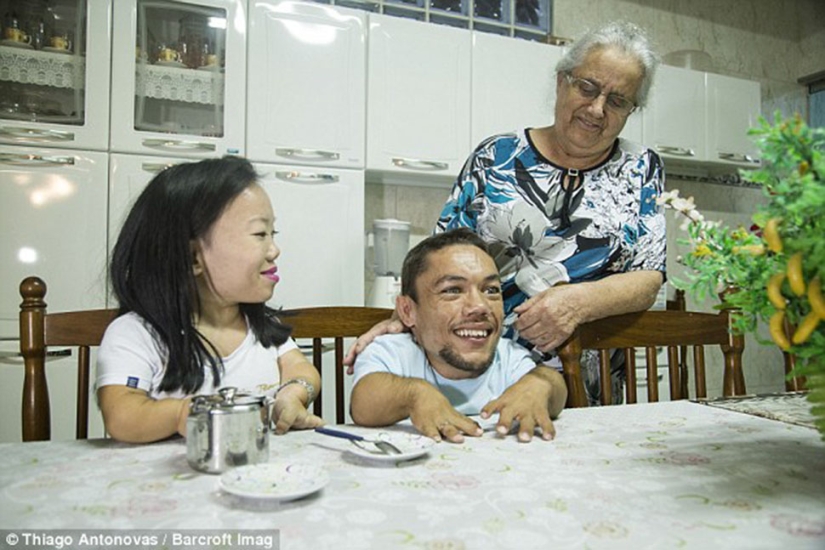 Size doesn't matter: how the shortest couple in the world manages to lead a normal life Size doesn't matter: how the shortest couple in the world manages to lead a normal life