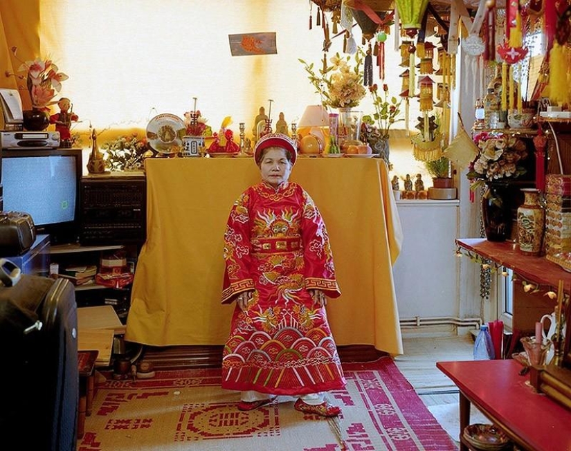 Small worlds of London: emigrants in national costumes Small worlds of London: emigrants in national costumes