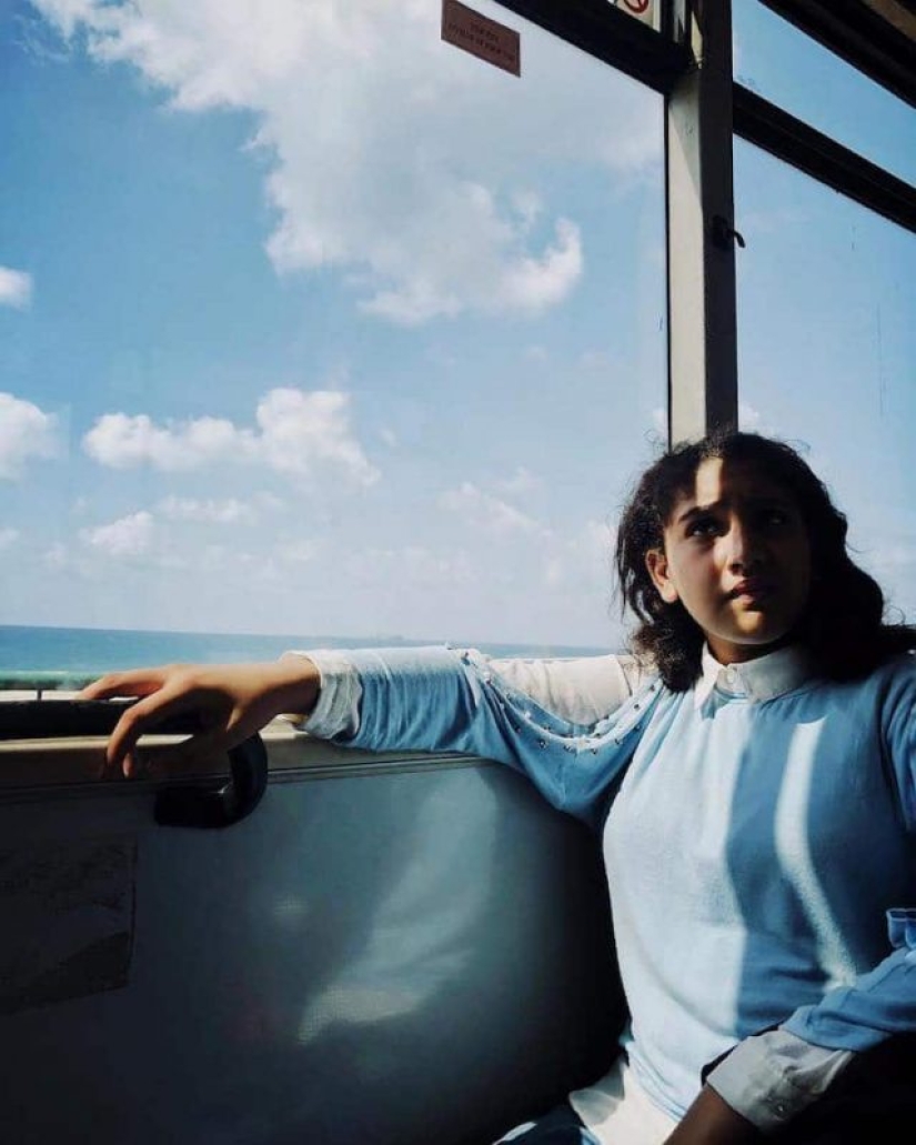 "Smile, you're on candid camera!": girl photographer takes amazing pictures of strangers on an iPhone