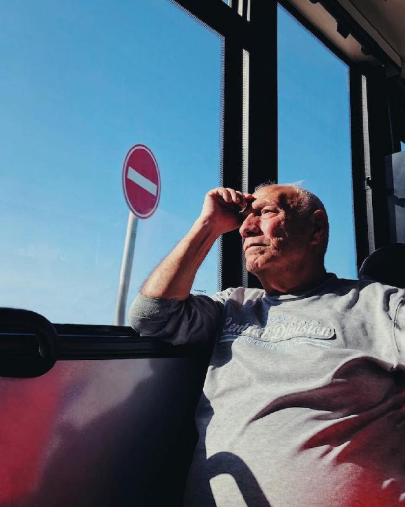 "Smile, you're on candid camera!": girl photographer takes amazing pictures of strangers on an iPhone