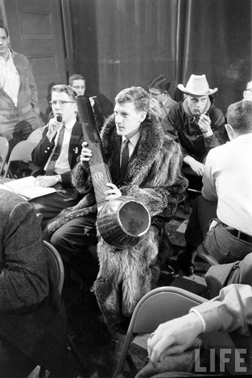 Smoke with a rocker: how smoking competitions were held in the USA of the 50s Smoke with a rocker: how smoking competitions were held in the USA of the 50s
