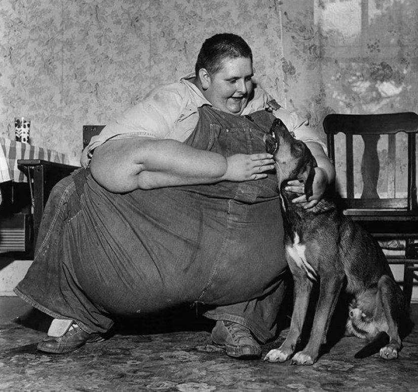 “Sobrepeso por 590 kg”: se tumbó en el sofá todo el día y comió 10 kg de comida al día para convertirse en el más gordo del mundo. ¿Como se veia?