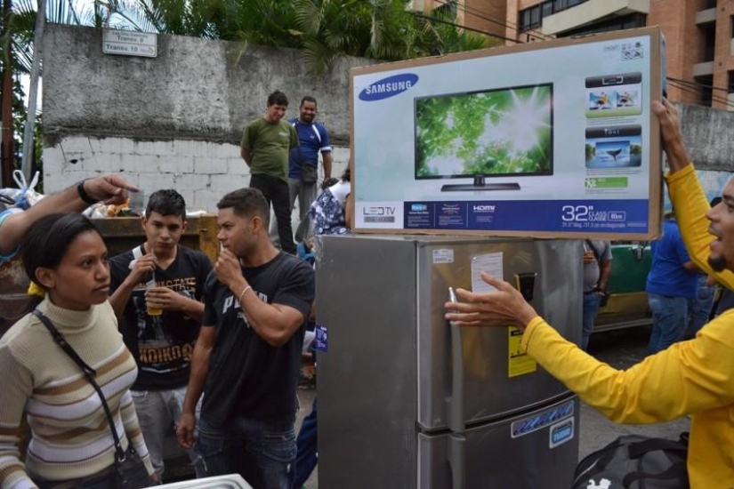 Socialist "occupation" in Venezuela: The army seized shops and distributes goods almost for free