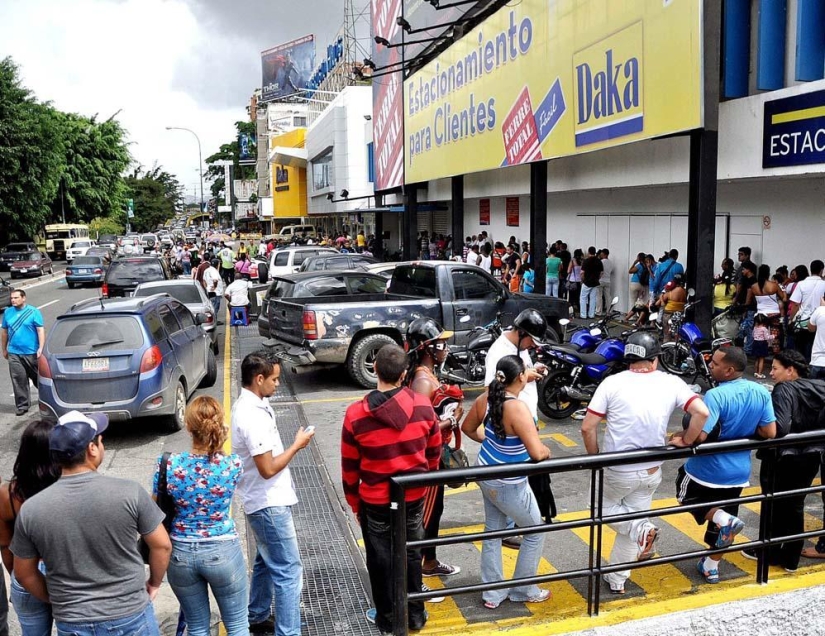 Socialist "occupation" in Venezuela: The army seized shops and distributes goods almost for free