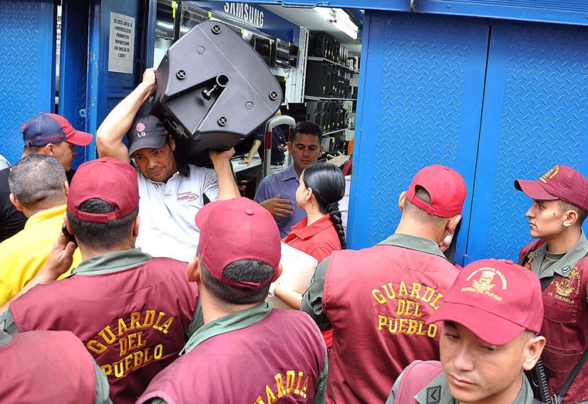 Socialist "occupation" in Venezuela: The army seized shops and distributes goods almost for free