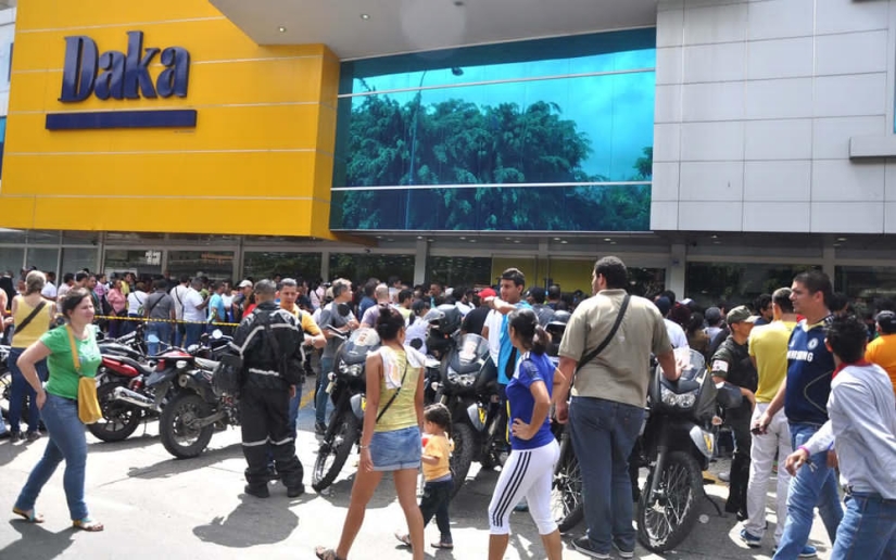 Socialist "occupation" in Venezuela: The army seized shops and distributes goods almost for free