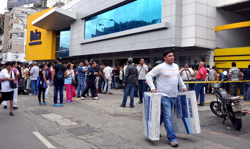 Socialist "occupation" in Venezuela: The army seized shops and distributes goods almost for free