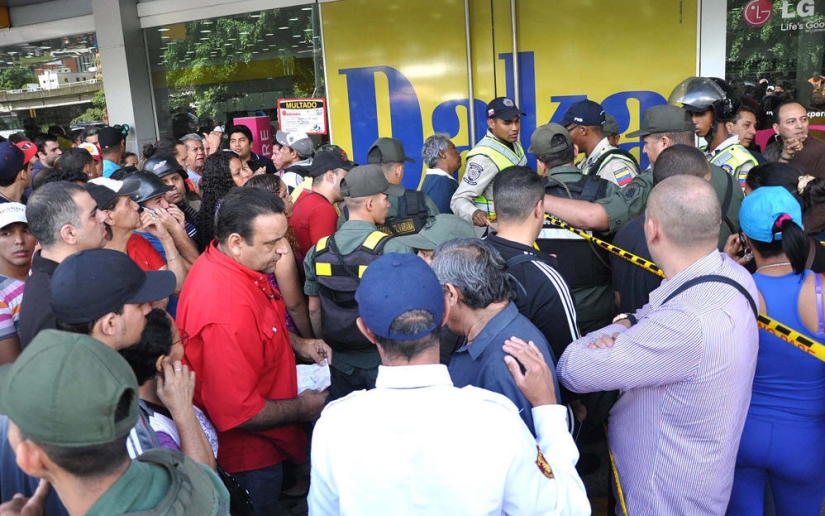 Socialist "occupation" in Venezuela: The army seized shops and distributes goods almost for free