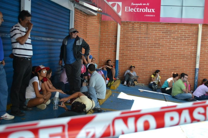 Socialist "occupation" in Venezuela: The army seized shops and distributes goods almost for free