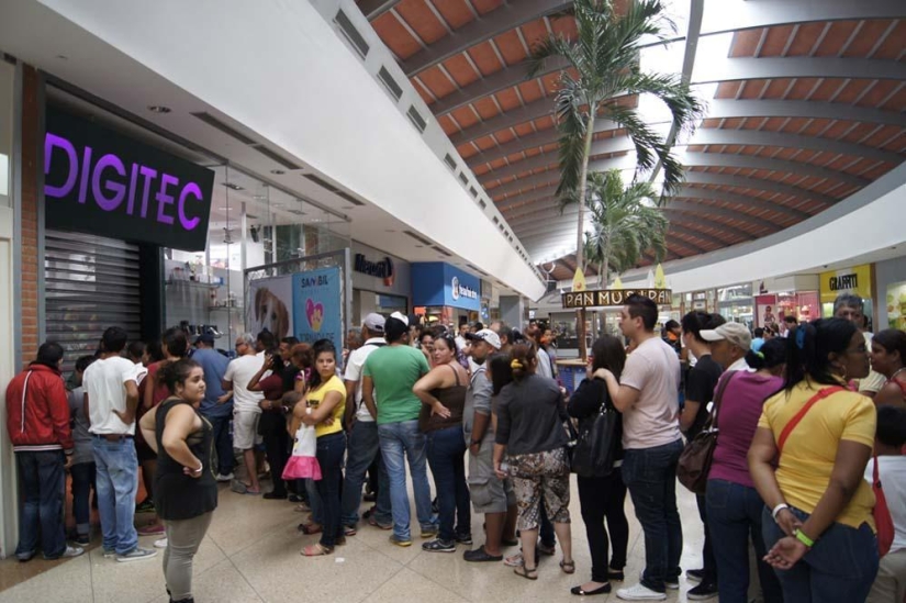 Socialist "occupation" in Venezuela: The army seized shops and distributes goods almost for free